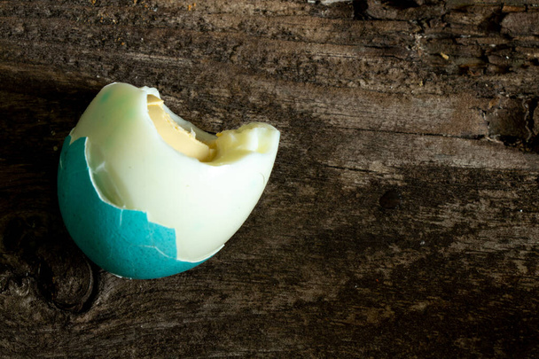 encascarillado huevo cocido yace en un tablero
 - Foto, Imagen