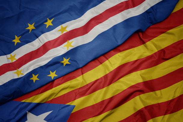махаючи барвистим прапором Каталонії та національним прапором мису Верде. макрос
 - Фото, зображення