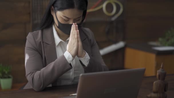 Asian business woman praying in the office. - Filmati, video