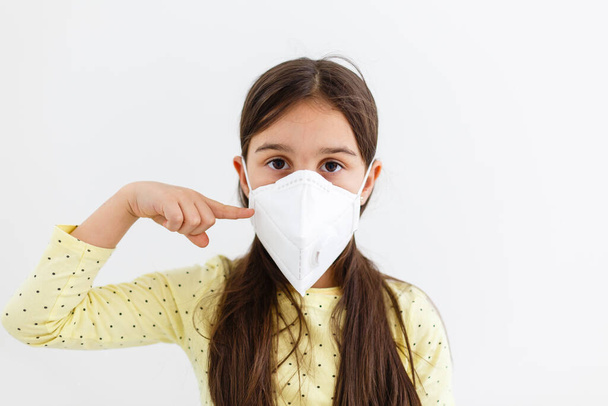 маленька дівчинка носить маску на білому тлі, дівчинка, яка носить захист медичної маски кованої-19 або коронавірус від інфікованої людини, захищена короною Допомога захистити світ і люди зупиняють попередження про вірус
 - Фото, зображення