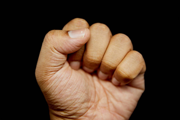 Индийский человек кулак с черным фоном изолирован, Южно-Азиатский человек, изолирован, показывая силу, силу, выносливость
 - Фото, изображение