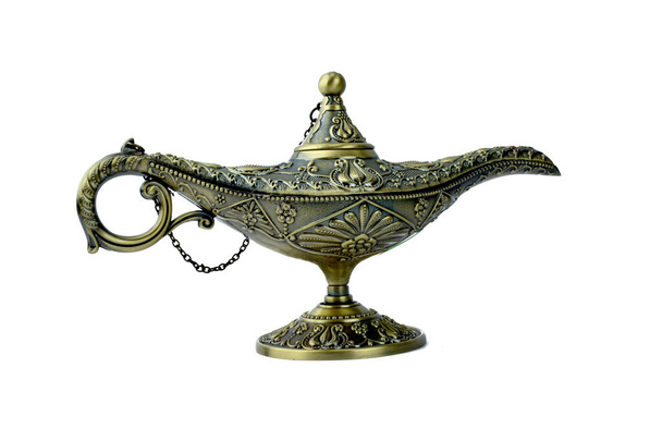 Lámpara genio mágico de aladdin, una lámpara de color dorado antiguo que se muestra sobre un fondo blanco
 - Foto, Imagen