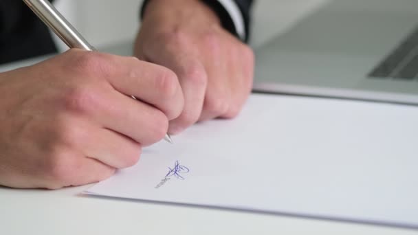 Jongeman werkt met documenten in het kantoor en tekent een contract - Video