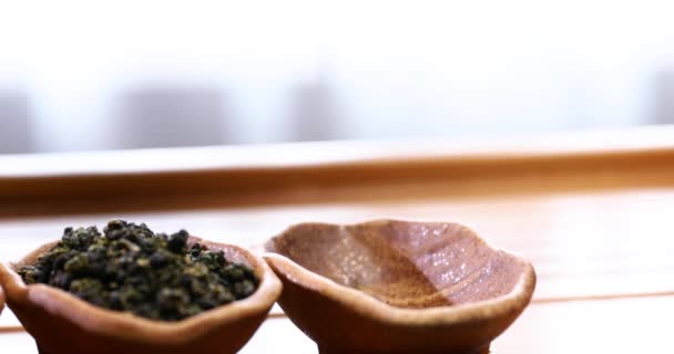 Porcelain tea tray. The tea leaves were dried. Drinking Asian-style tea. 4K video - Metraje, vídeo