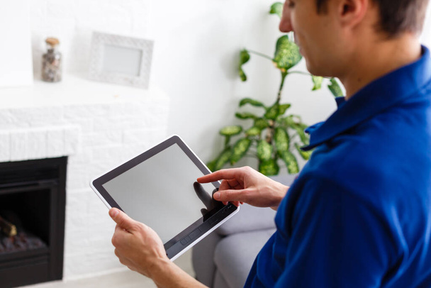 бизнесмен держит планшетный компьютер с системой умный дом
 - Фото, изображение