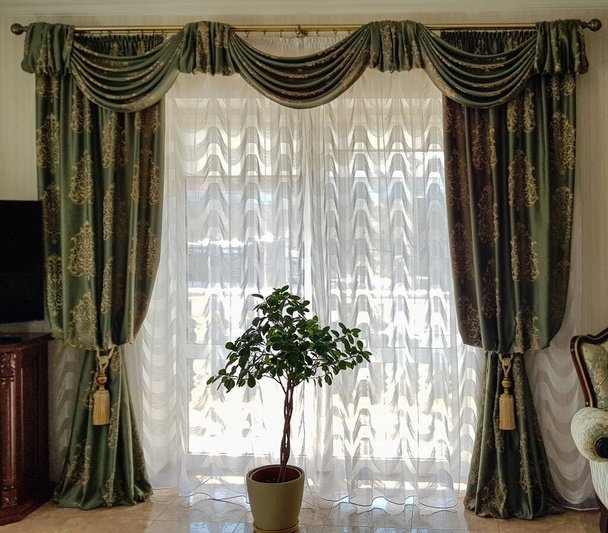lambrequin e cortinas no interior
 - Foto, Imagem