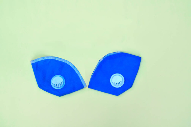 Dos máscaras de contaminación azul claro con correas de goma y ventilación plástica aisladas sobre un fondo blanco
 - Foto, Imagen