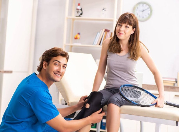 Молодий тенісист відвідує лікаря травматолога
 - Фото, зображення