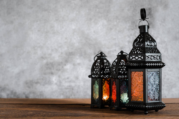 Na stole horní obrázek dekorací Ramadan Kareem dovolená pozadí.Close up Arabic lucerna kov na hnědém dřevě.Světelný znak pro muslimské nebo isiam náboženství.copy prostor pro kreativní design text. - Fotografie, Obrázek