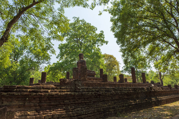 Templo de Wat en Kamphaeng Phet Historical Park Tailandia
. - Foto, Imagen