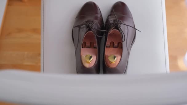 A vőlegény esküvői cipője egy széken fekszik. - Felvétel, videó
