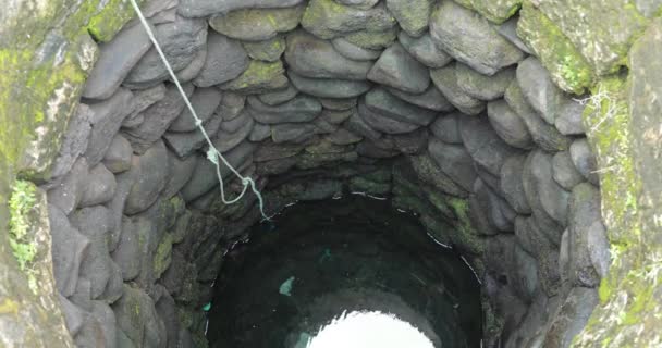 um poço velho, o fundo de um poço, poço de água doce na Ásia. Vídeo 4K
 - Filmagem, Vídeo