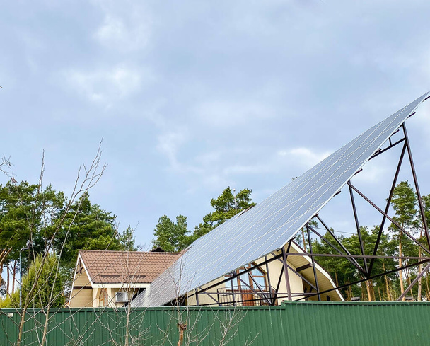 Güneş panelleri büyük bir evin çatısına monte edildi.. - Fotoğraf, Görsel
