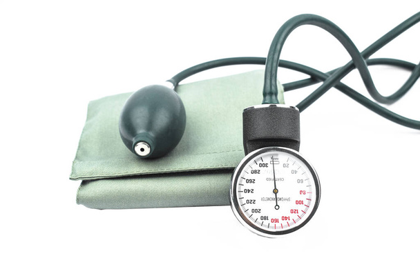 Máquina médica para medir la presión arterial de algunas personas colocada sobre un fondo blanco aislado
 - Foto, Imagen