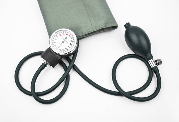 Medische apparatuur om iemands bloeddruk op een geïsoleerde witte achtergrond te meten - Foto, afbeelding