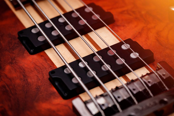 Gros plan de guitare basse électrique marron
 - Photo, image
