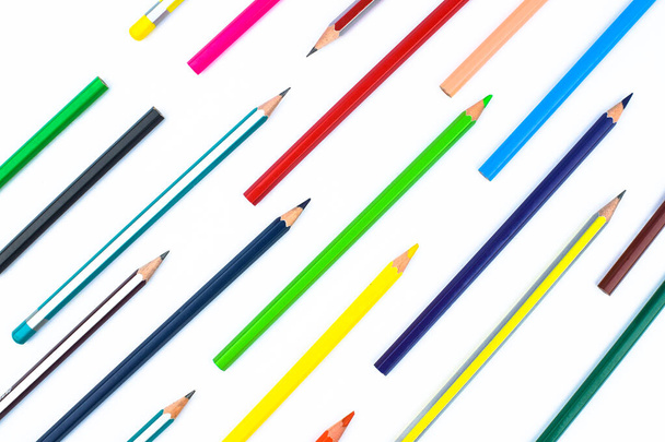 Patrón hecho con una gran cantidad de lápiz de colores diferentes sobre un fondo blanco aislado
 - Foto, Imagen