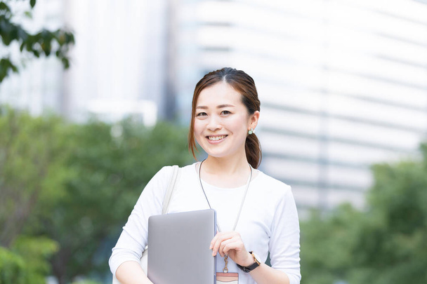 Azji (japoński) kobieta biuro pracownik pracujący na zewnątrz z laptopem - Zdjęcie, obraz
