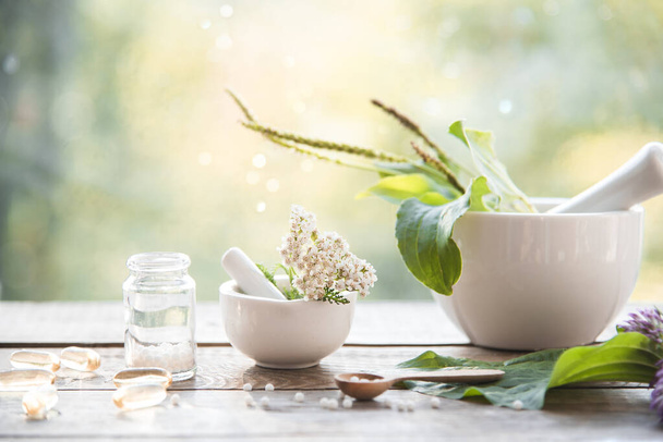 plantain, yrttejä, homeopaattisia rakeita ja kapseleita. vaihtoehtoinen lääketiede. homeopatia ja naturopatia
 - Valokuva, kuva