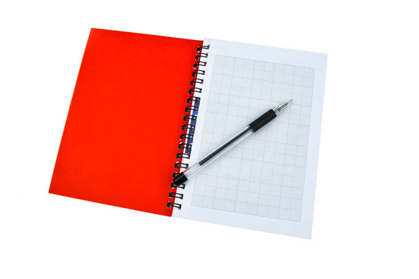 Diário de papel de nota de cor vermelha e uma caneta esferográfica de cor preta colocados juntos em um fundo branco
 - Foto, Imagem