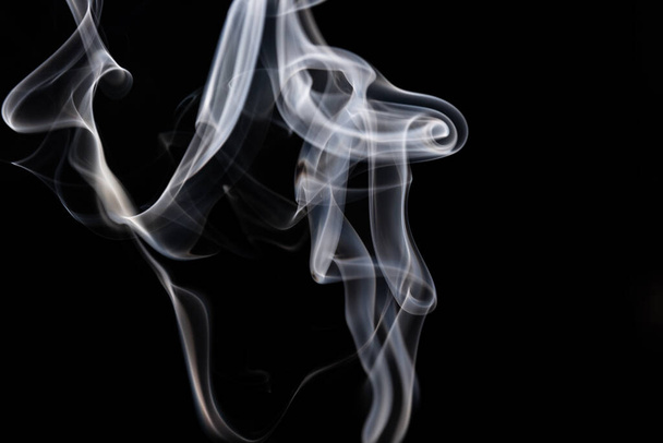 Siyah arkaplanda duman dokusu - Fotoğraf, Görsel