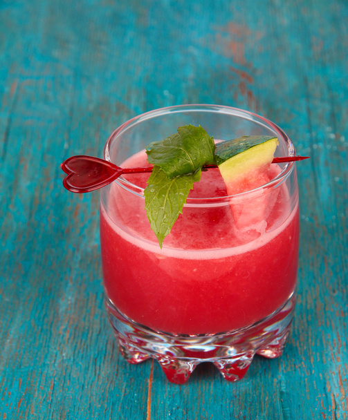 Glass of fresh watermelon juice, on wooden table, on wooden background - Foto, imagen
