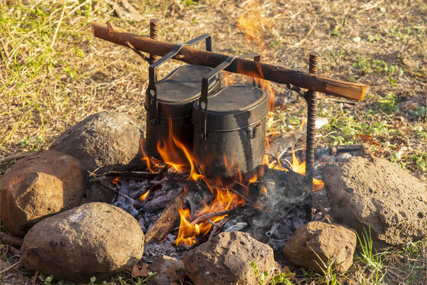 Zelten und Kochen im Urlaub von Kindern in ländlichen Gebieten. - Foto, Bild