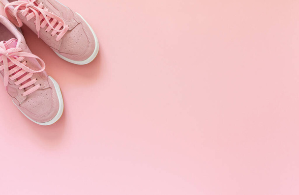 Rózsaszín tornacipő elszigetelt rózsaszín alapon - Fotó, kép