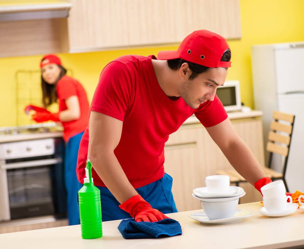 Schoonmaken van professionele aannemers in de keuken - Foto, afbeelding