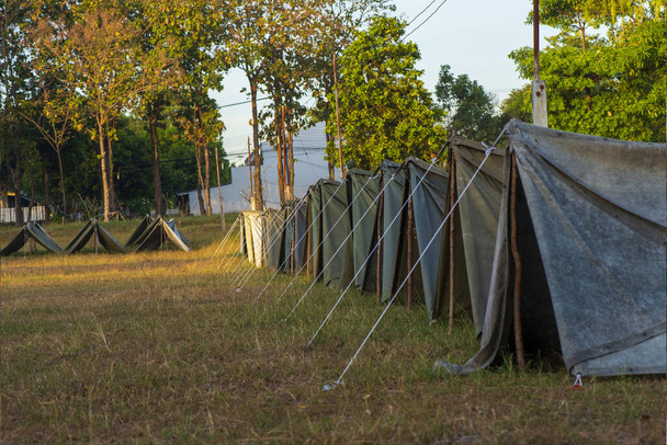 Tenda de escoteiros no acampamento florestal
. - Foto, Imagem