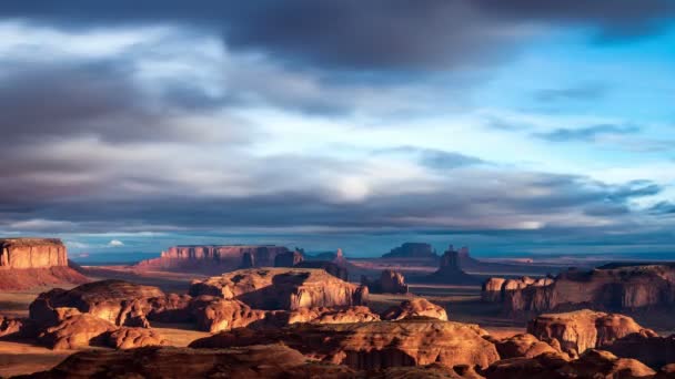 4K Timelapse of Hunts Mesa o wschodzie słońca, Park Plemienny Monument Valley navajo, Arizona, USA - Materiał filmowy, wideo