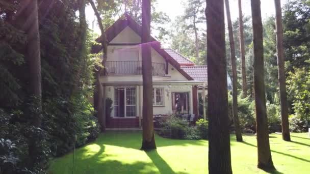 Szép ház a fenyőerdőben. - Felvétel, videó