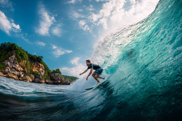 17. April 2019. Bali, Indonesien. Surfer reiten auf dem Surfbrett auf der Fasswelle. Professionelles Surfen im Meer - Foto, Bild