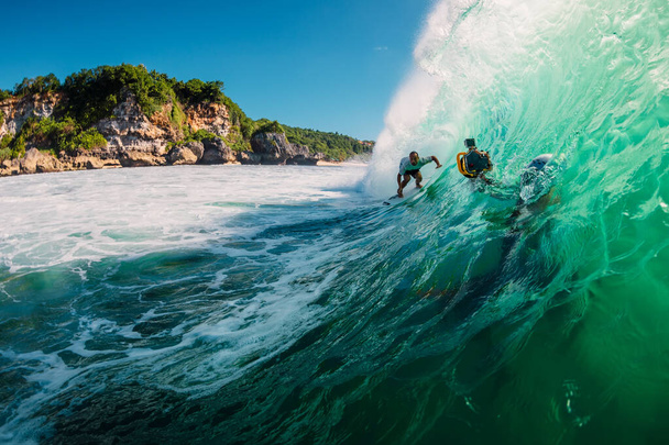 2019. június 2. Bali, Indonézia. Szörfözés hordóhullámon. Professzionális szörfözés Padang Padang - Fotó, kép