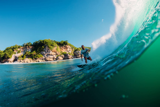 Le 2 juin 2019. Bali, Indonésie. Surfer sur la vague du tonneau. Surf professionnel à Padang Padang
 - Photo, image