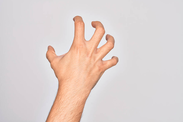 Ruka kavkazského mladíka, ukazující prsty na izolovaném bílém pozadí, svírající agresivní a děsivé prsty, násilím a frustrací - Fotografie, Obrázek