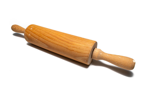 Τροχαίο pin και ξύλινα μαγειρικά σκεύη. Απολιθώματα για κουζίνα, σε λευκό φόντο - Φωτογραφία, εικόνα