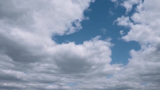 Hidas liike cumulus valkoiset pilvet sininen taivas aurinkoisena kesäpäivänä
 - Materiaali, video