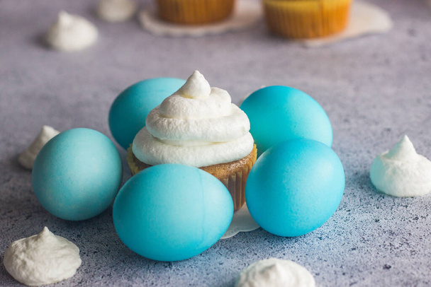 Cute easter composition. Blue easter eggs and raisin carrot muffins - Foto, Imagem