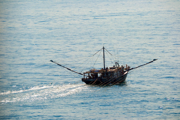 漁師の船が魚を捕まえて - 写真・画像