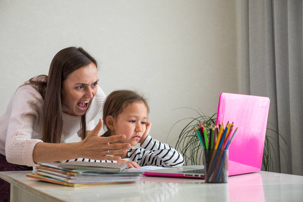 Злий мати і нудна дочка під час онлайн уроку
 - Фото, зображення