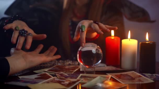 Gattin liest Schicksalslinie auf der Hand und berührt magische Kristallkugel, um sich mit Geistern oder dem Jenseits zu verbinden. Schlechte oder gute Vorhersage nach Personen Schicksalslinie auf der Hand, Chiromantie als eine - Filmmaterial, Video