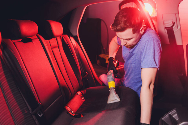 Interior del coche asientos textiles limpieza química con método de extracción profesional. Limpieza a principios de primavera o limpieza regular. - Foto, imagen
