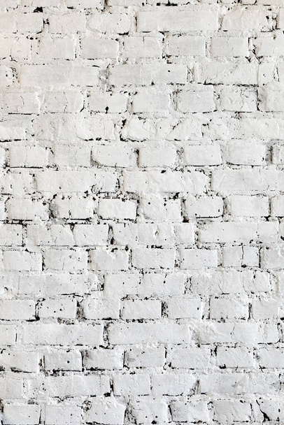 Modieuze lege bakstenen muur bedekt met witte verf, stucwerk. Uitstekende baksteen blanco. - Foto, afbeelding
