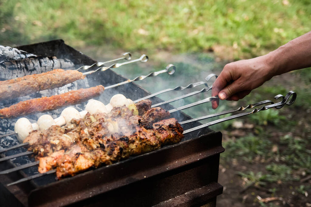 BBQ grilovací špejle na maso špejle s houbami na hořícím grilu - Fotografie, Obrázek