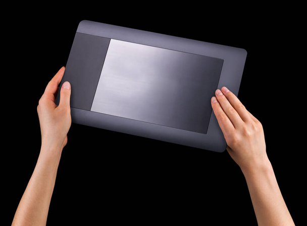 Tablet gráfico de mão para ilustradorese designers isolados em preto
 - Foto, Imagem