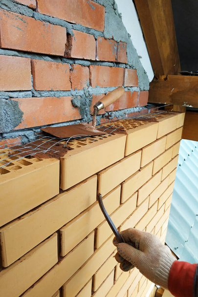 Le maître pose la brique de silicate de maçonnerie, les murs et la façade de la maison sont faits de blocs et de briques.2020
 - Photo, image