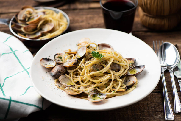 Italian food. Spaghetti with clams Juicy, garlic. Close up - Фото, изображение