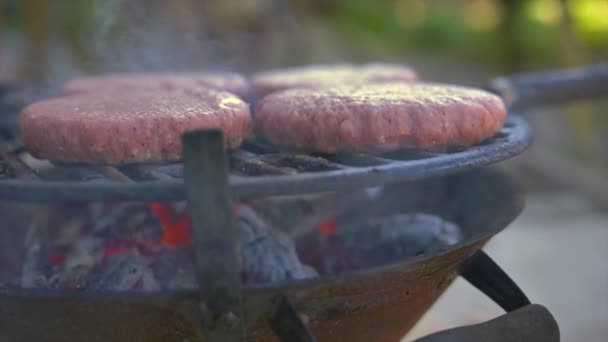 Rundvlees patty barbecue hamburgers voor hamburger bereid gegrild op bbq vuur vlam grill - Video