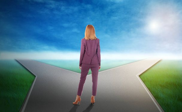 Διάλεξε τον δρόμο σου. Γυναίκα στέκεται σε σταυροδρόμι λαμβάνοντας σημαντική απόφαση - Φωτογραφία, εικόνα